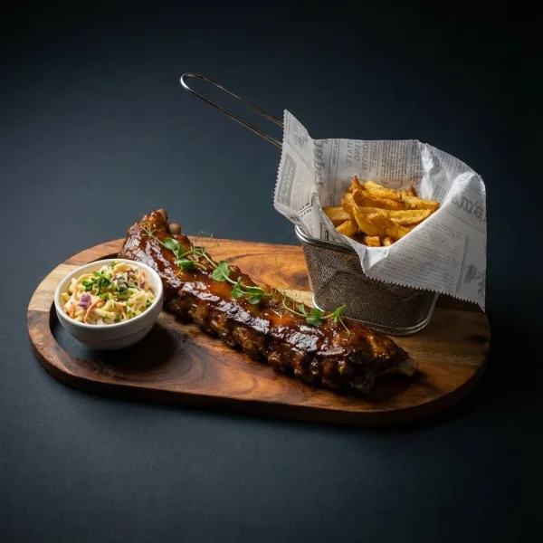 Coasta bbq cu cartofi prajiti si salata Coleslaw
