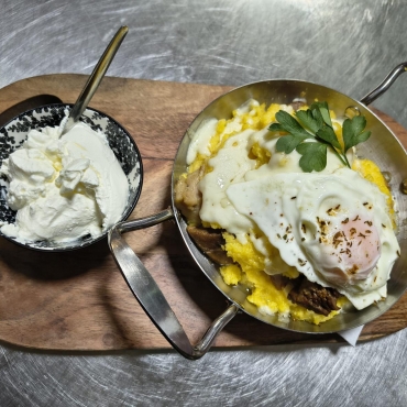 BULZ ARDELENESC CARNE LA GARNITA, BRANZA DE BURDUF, MAMALIGUTA SI OU OCHI, 450 gr