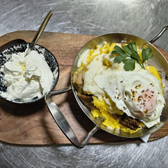 BULZ ARDELENESC CARNE LA GARNITA, BRANZA DE BURDUF, MAMALIGUTA SI OU OCHI, 450 gr